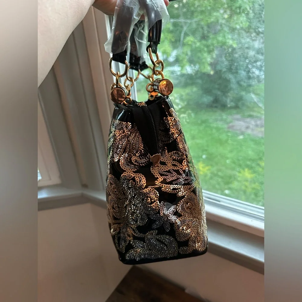 Beautiful NWOT black patent leather handbag with sequin flowers - Picture 13 of 13